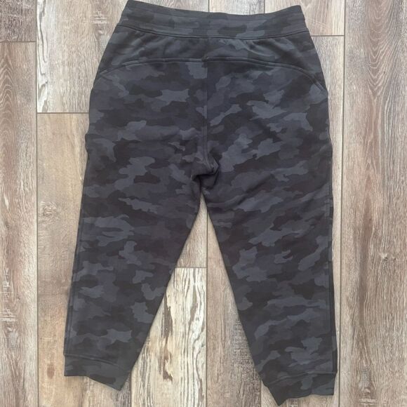 Lululemon Scuba mid rise cropped joggers - Picture 7 of 7